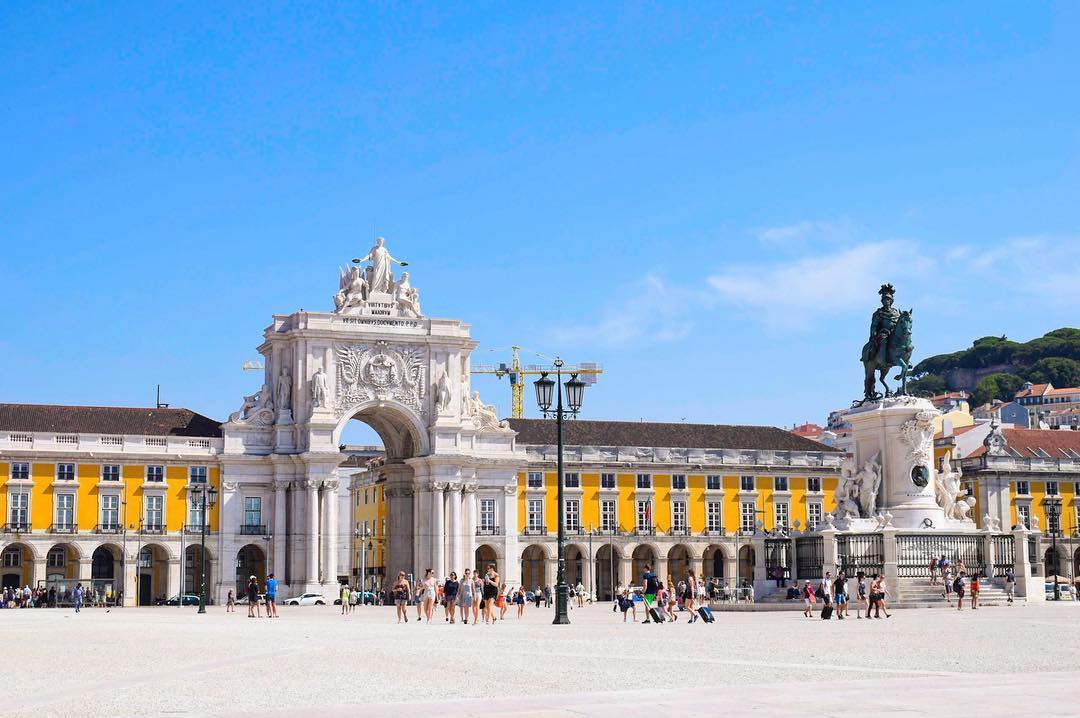 Gelbe Gebäude in Lissabon Portugal