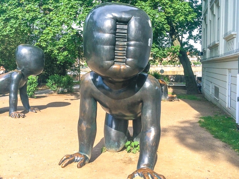 Skulptur eines Babies in Prag
