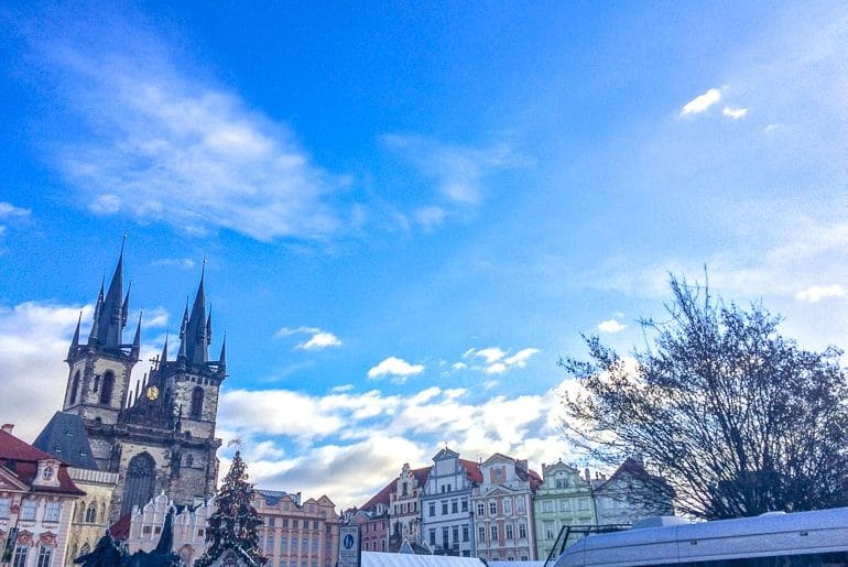 Alte Kirche in Prager Altstadt mit blauem Himmel Sehenswürdigkeiten Prag