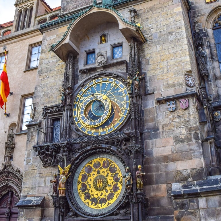 Astronomische Uhr aus Gold und Stein an Wand Prag Sehenswürdigkeiten