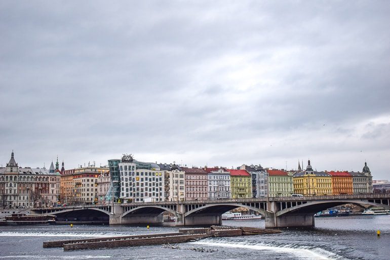Bunte Häuser mit Brücke und Fluss Prag