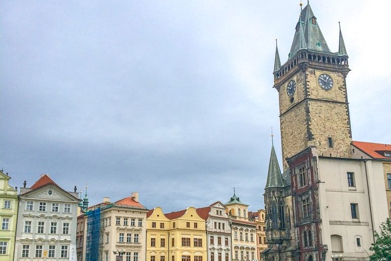 Turm in Altstadt von Prag mit Gebäuden
