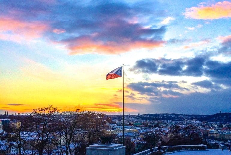 Sonnenuntergang mit tschechischer Flagge und Schnee