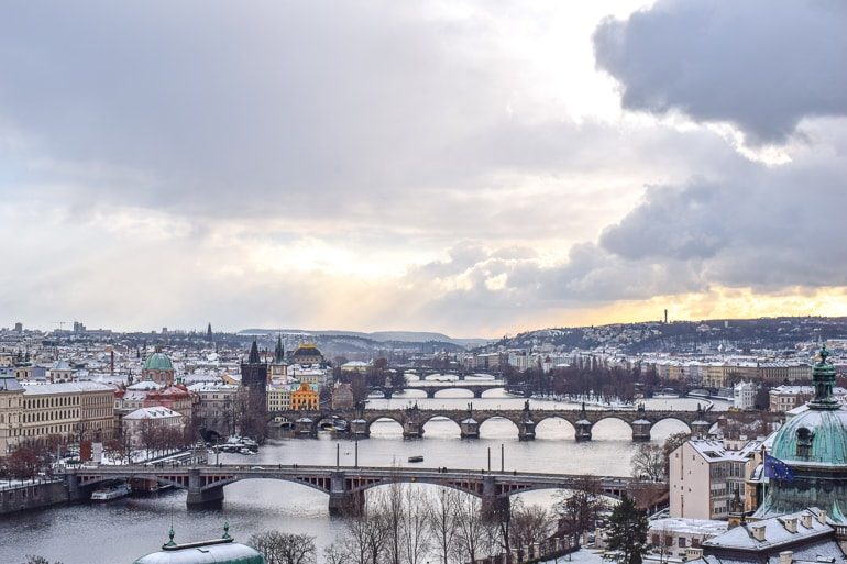 Brücken über Fluss mit alten Gebäuden Prag