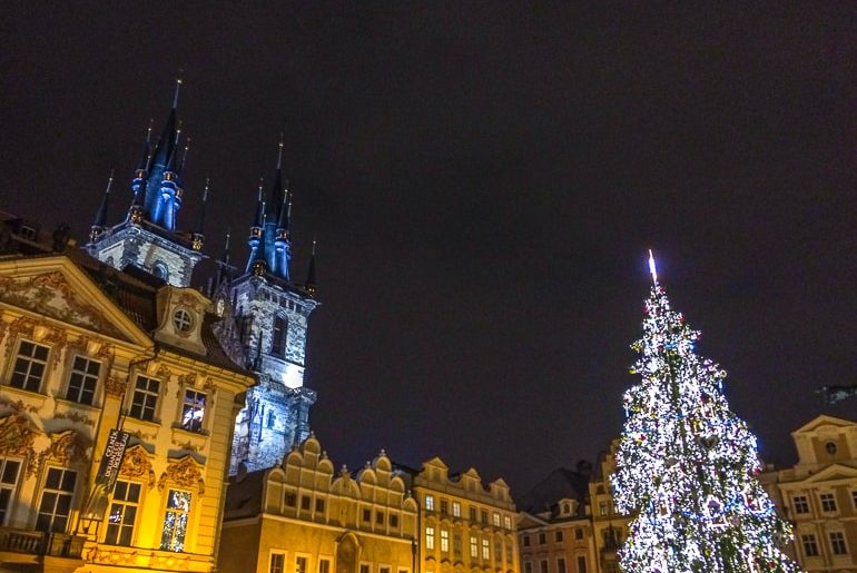 Kirche und Weihnachtsbaum bei Dunkelheit Prag Tschechien church and christmas tree at night things to do in prague