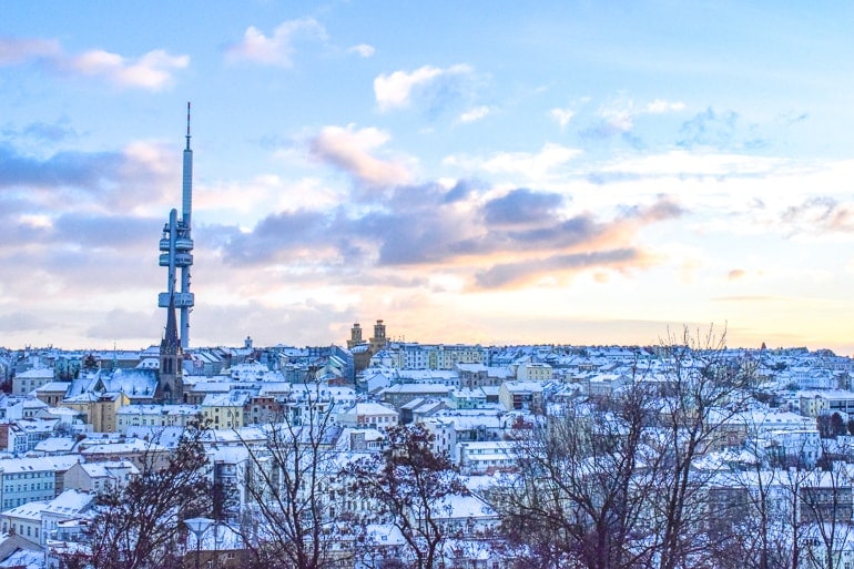 Hoher Turm mit schneebedeckten Häusern in Prag