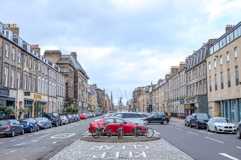 Gebäude und geparkte Autos entlang Straße in Edinburgh New Town