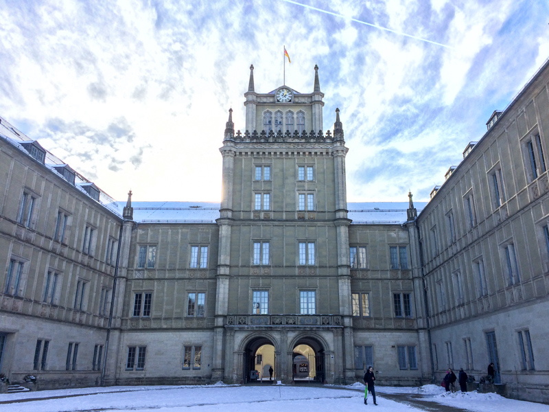 Schloss Ehrenburg mit blauem Himmel
