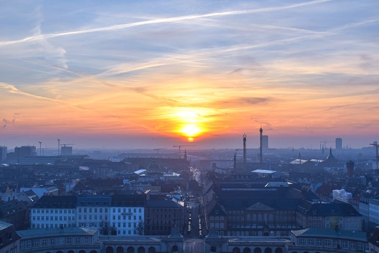 Sonnenuntergang mit Türmen im Vordergrund von Aussichtspunkt in Kopenhagen Dänemark