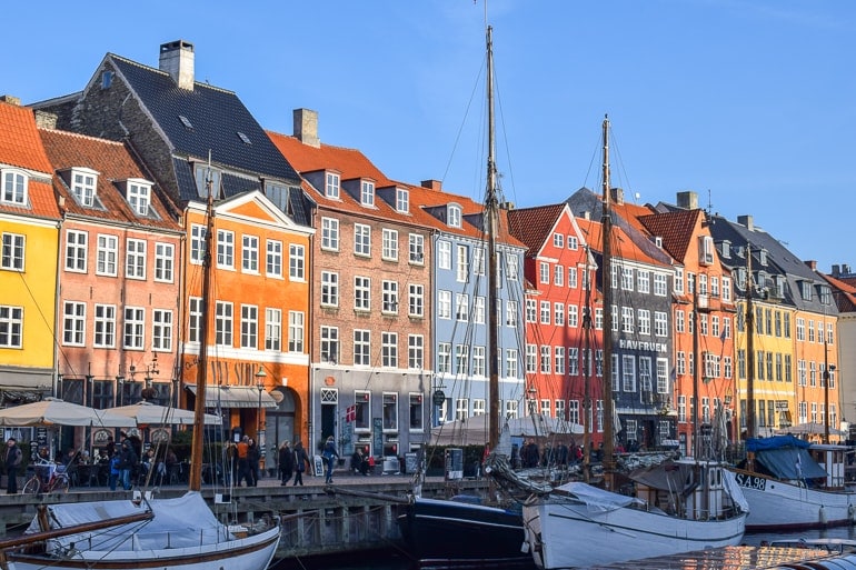 Bunte Häuser mit Booten im Vordergrund Nyhavn Kopenhagen