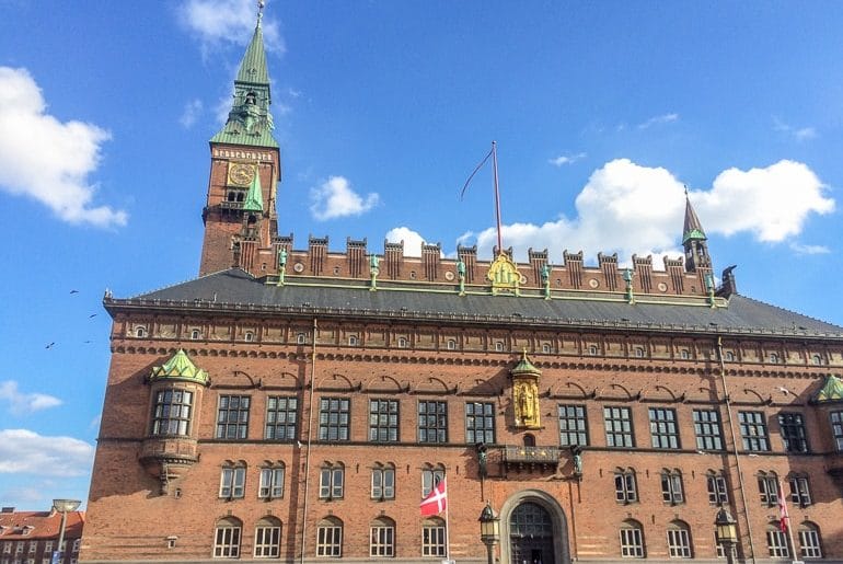 Braunes Gebäude aus Backstein mit blauem Himmel Kopenhagen Rathaus