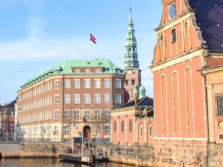 Kleiner Steg neben rotem Gebäude in Kopenhagen