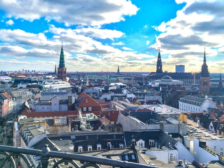 Türme in der Stadt mit blauem Himmel und Wolken von Aussichtsturm in Kopenhagen