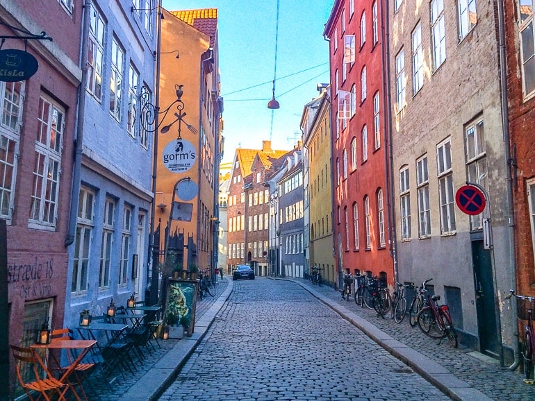 Bunte Gebäude mit Kopfsteinpflaster in Kopenhagen Dänemark