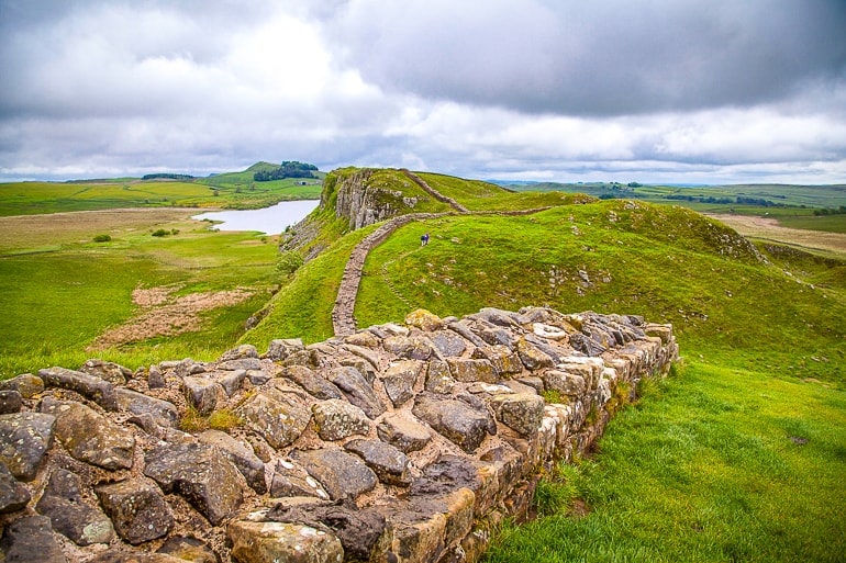 Alte Mauer aus Stein mit grünen Hügeln Hadrians Wall Tagesausflug ab Edinburgh