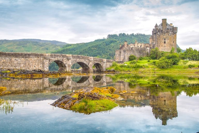 Altes Schloss aus Stein mit Brücke und Wasser im Vordergrund Edinburgh Tagesausflug Highlands