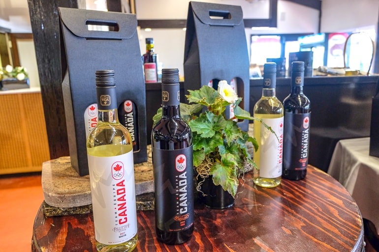 Weinflaschen ausgestellt auf Holztisch bei Weingut Pillitteri