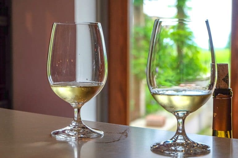 Zwei Weigläser auf Tresen mit Weißwein in Niagara Kanada