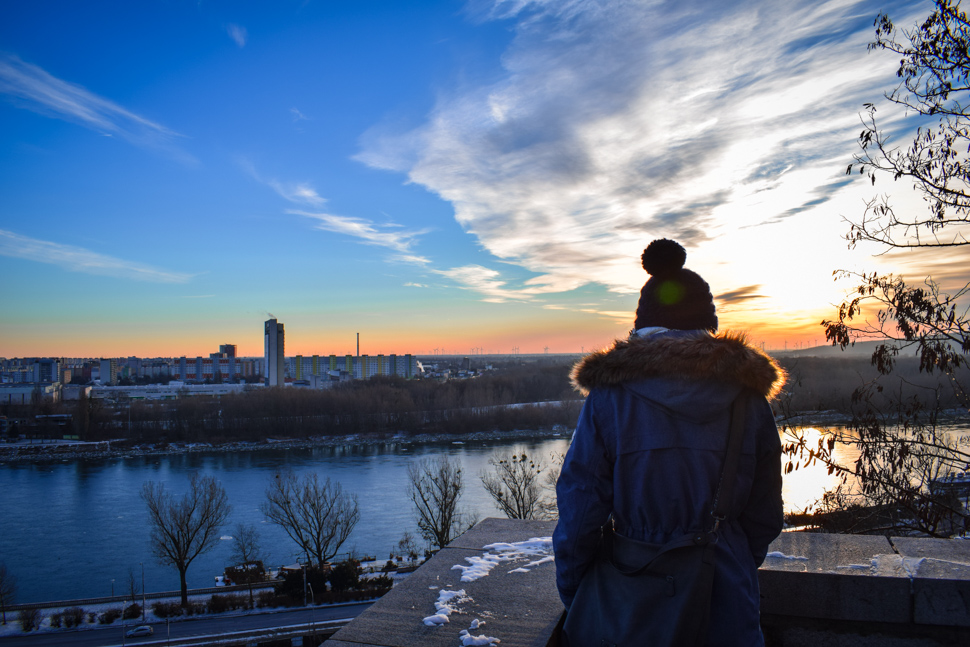 Mädchen mit Mütze vor Sonnenuntergang in Bratislava