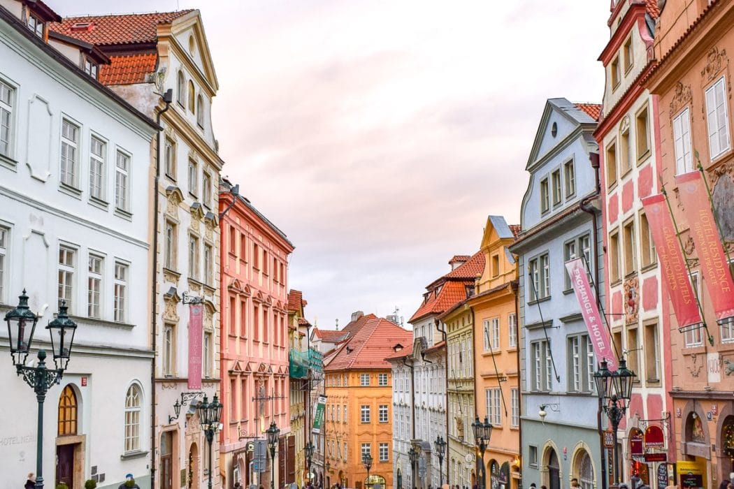 Bunte Häuser entlang einer schmalen Straße in Prag