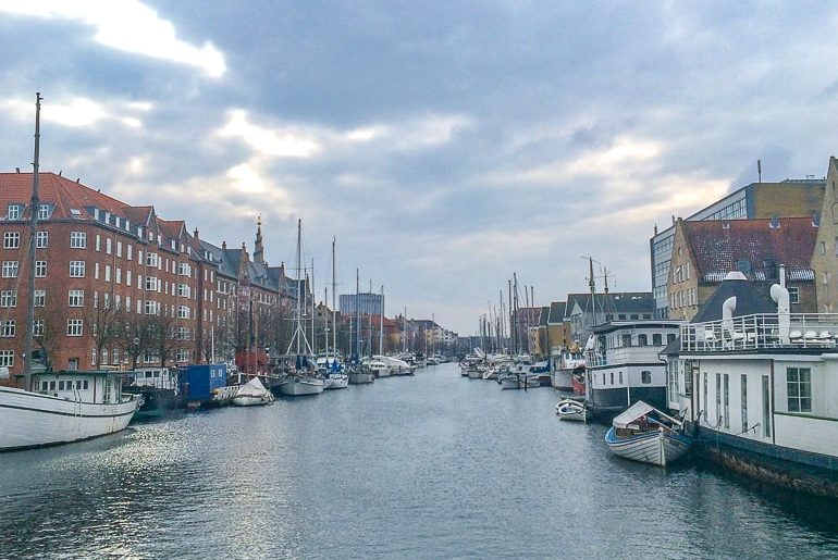 Boote auf Wasser mit Häusern am Rand Kopenhagen Dänemark