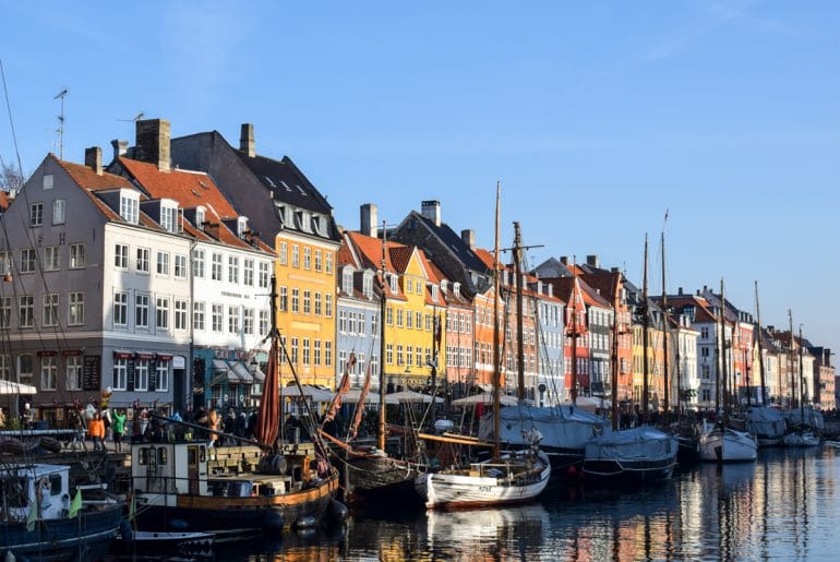 Nyhavn Hafen mit bunten Gebäuden und Booten Kopenhagen Dänemark