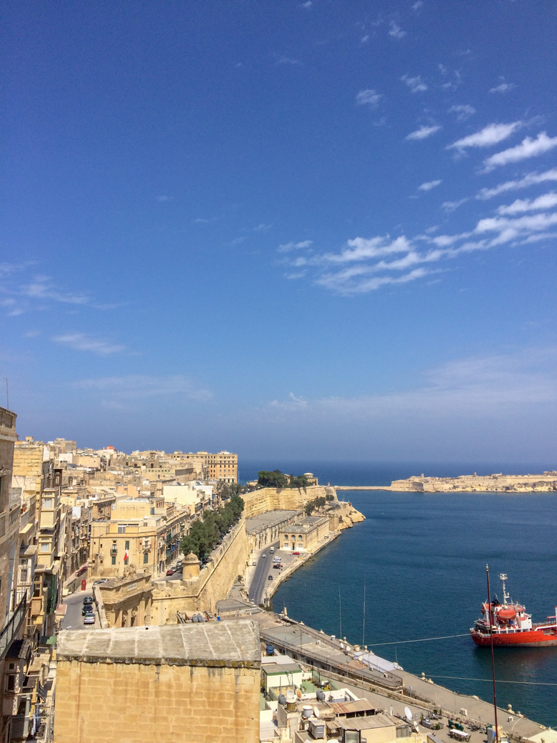 Blaues Wasser und Hafen von Valletta Malta