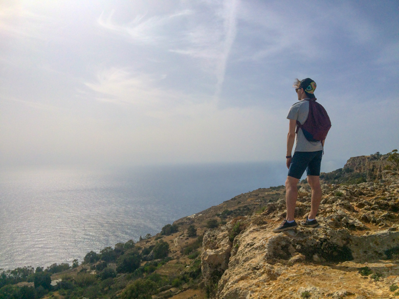 Junge mit Mütze auf den Dingli Cliffs Malta