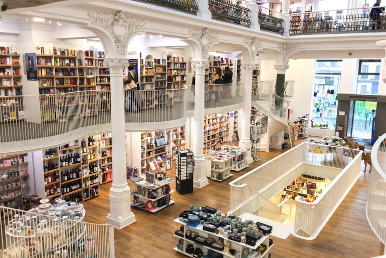 Weiße Regale in Buchladen in Bukarest Rumänien