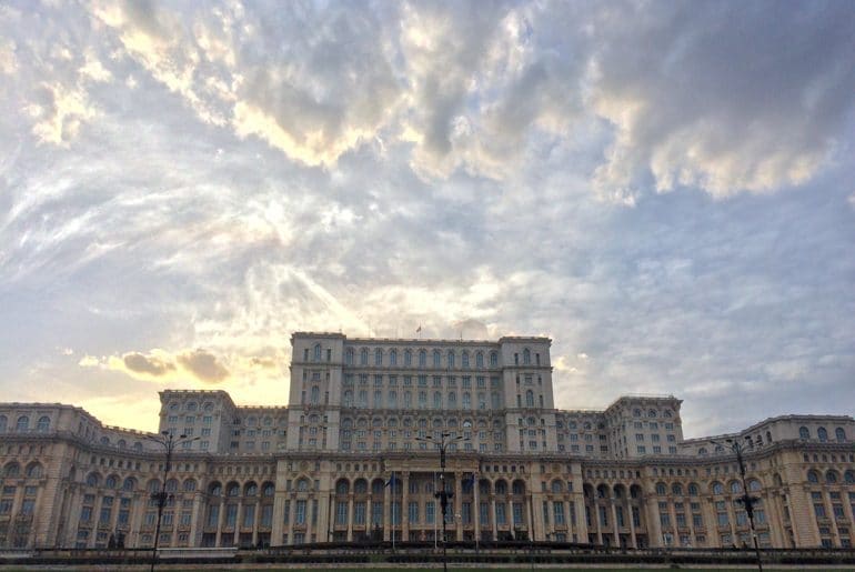 Bukarester Parlament als bekannte Bukarest Sehenswürdigkeit