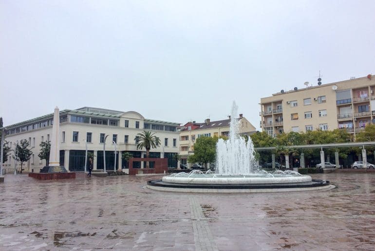 Wasserspiel auf Unabhängigkeitsplatz in Podgorica Montenegro