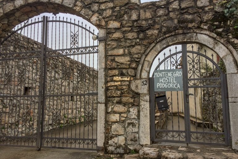 Steinmauer Eingang zu Podgorica Hostel
