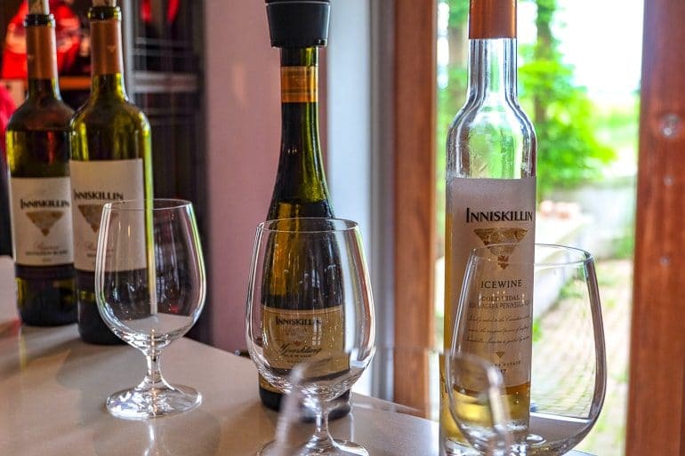 Weingläser mit Weinflasche auf Tresen bei Weinverkostung