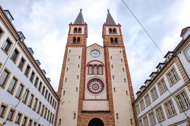 Zwei Türme von Würzburger DOm mit Gebäuden daneben in Altstadt Würzburg
