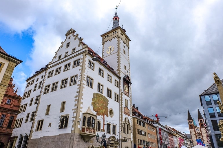 Weißes, verziertes Rathaus mit Turm in Würzburg Deutschland