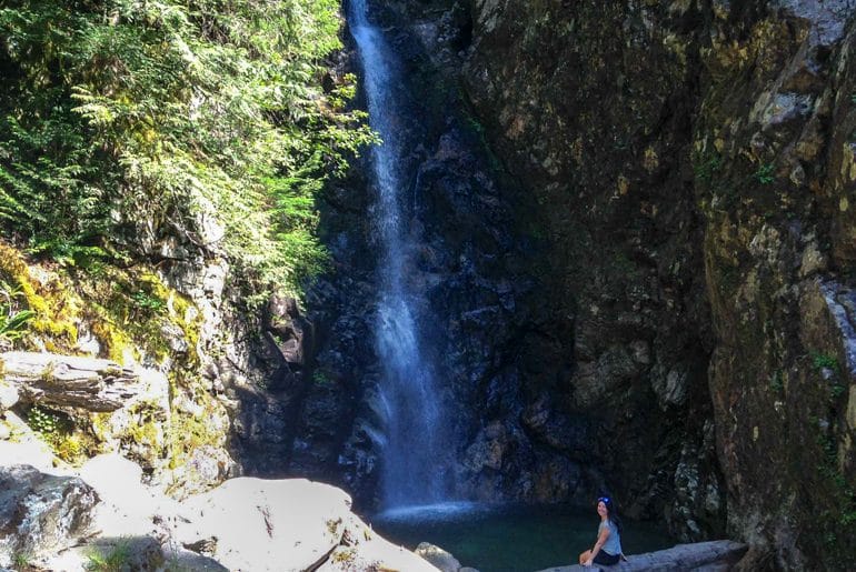 Wasserfall mit sitzender Frau als Vancouver Sehenswürdigkeit