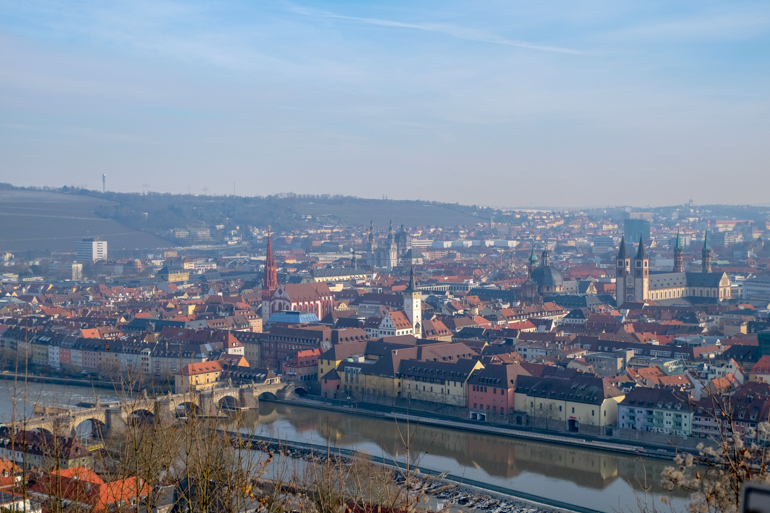 Blick auf Häuser der Würzburger Altstadt von Festung Marienberg aus Würzburg Sehenswürdigkeiten