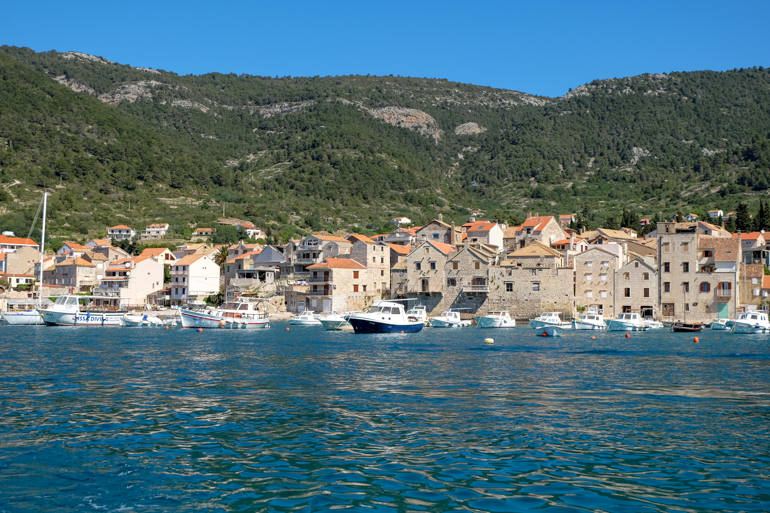 Häuser mit orangem Dach und blaues Wasser auf Kroatien Insel