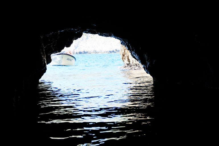 Weißes Boot durch Höhlenöffnung Kroatien