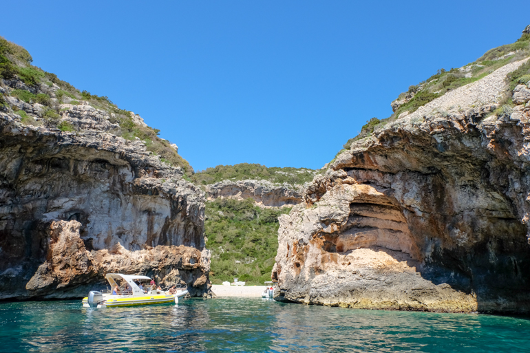 Stiniva Bucht mit blauem Wasser bei Inselhopping Tour in Kroatien