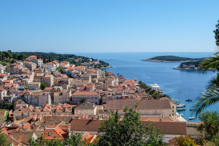 Rote Dächer in Hvar Kroatien als Tagesausflug Split