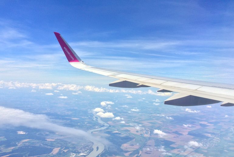 Pinker Wizz Air Flugzeugflügel mit Logo Airline Review