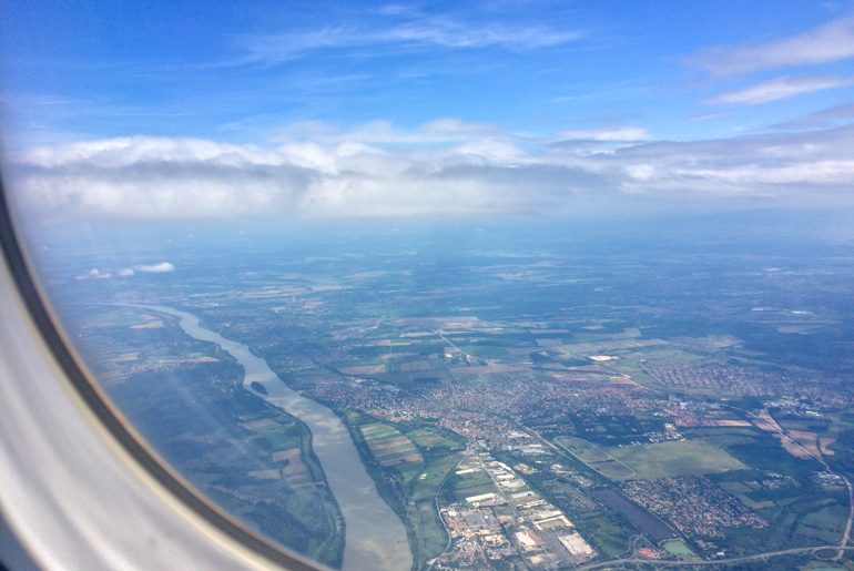 Fluss und Felder aus WizzAir Flugzeug Airline Review