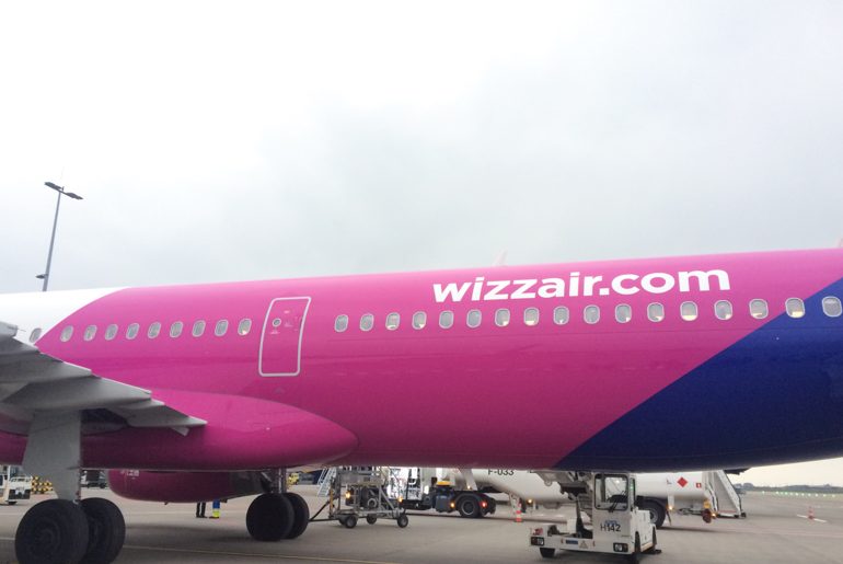 Pinkes Wizz Air Flugzeug auf dem Boden