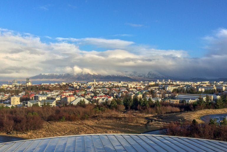 Bunte Dächer und blauer Himmel auf Island
