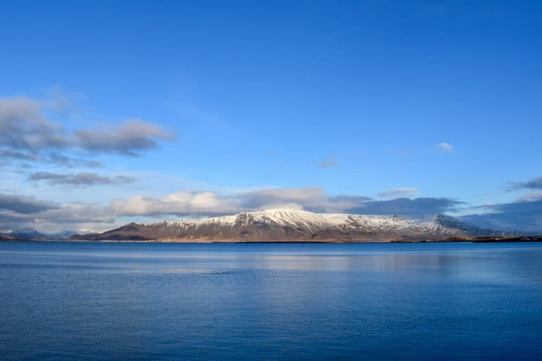 Berg Esja mit blauem Himmel und Wasser Reise nach Island
