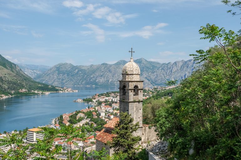 Kirche auf Berg mit Bucht im Hintergrund Kotor Montenegro