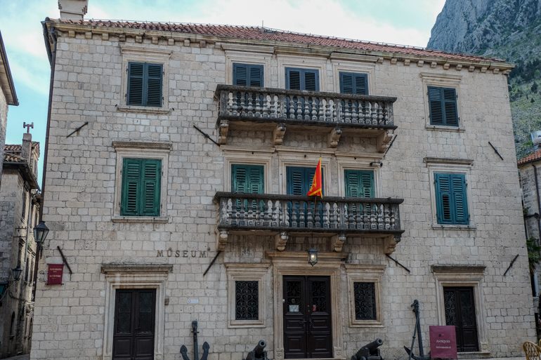Museum mit grünen Fensterläden in Kotor Altstadt Montenegro