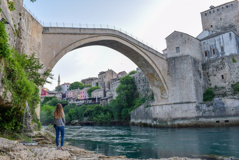 Frau steht vor Stari Most Brücke in Mostar Bosnien Herzegowina