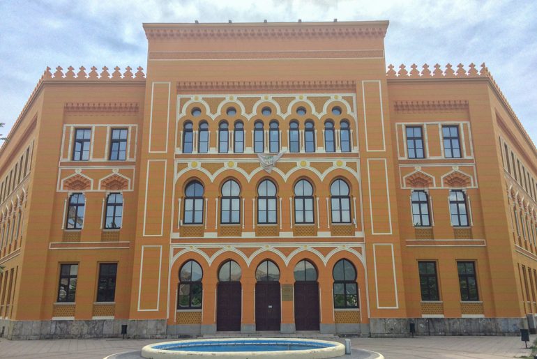 Gelbes Schulgebäude in Mostar
